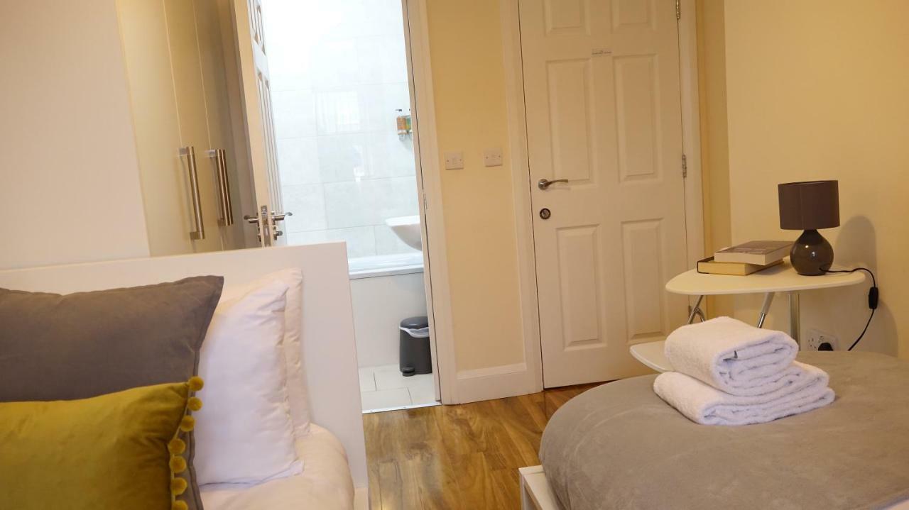 Heathrow Ensuite Rooms- Auto Check In London Luaran gambar