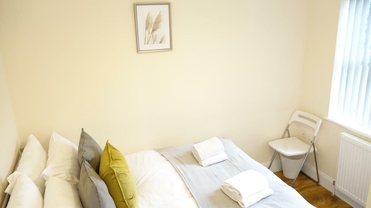 Heathrow Ensuite Rooms- Auto Check In London Luaran gambar
