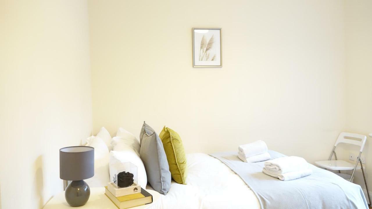 Heathrow Ensuite Rooms- Auto Check In London Luaran gambar